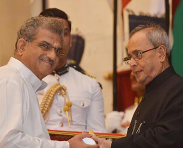 http://demo.sdmesociety.in/veerendrahegde/wp-content/uploads/2022/07/Padmavinhushana_Award.jpg