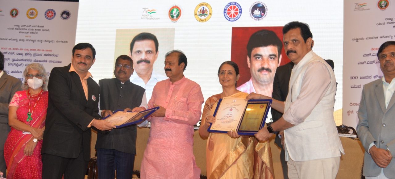 Dr.-Satheeshchandra-S-and-Mr.-Ganesh-V-Shendye-Receiving-Best-NSS-Unit-and-Best-NSS-PO-State-Award-2018-19