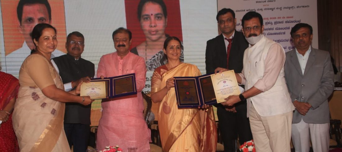 Dr.-Satheeshchandra-S-and-Ms.-Asha-Kiran-Receiving-Best-NSS-Unit-and-Best-NSS-PO-State-Award-2019-201-1100x490